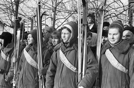 Участники лыжного похода в честь 51-й годовщины Советской Армии
