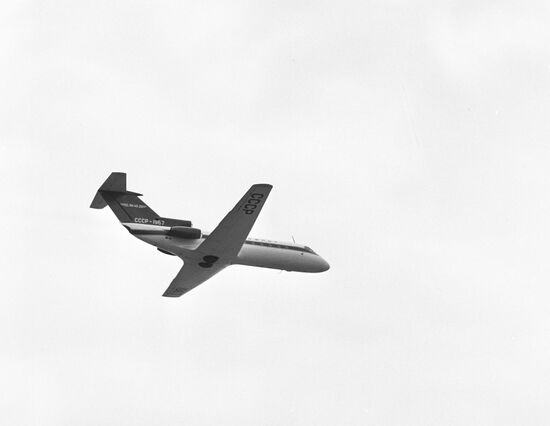 Пассажирский самолет ЯК-40.