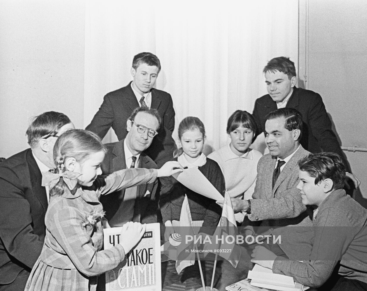 Л. Кассиль и Н.П. Джейн беседуют с московскими школьниками
