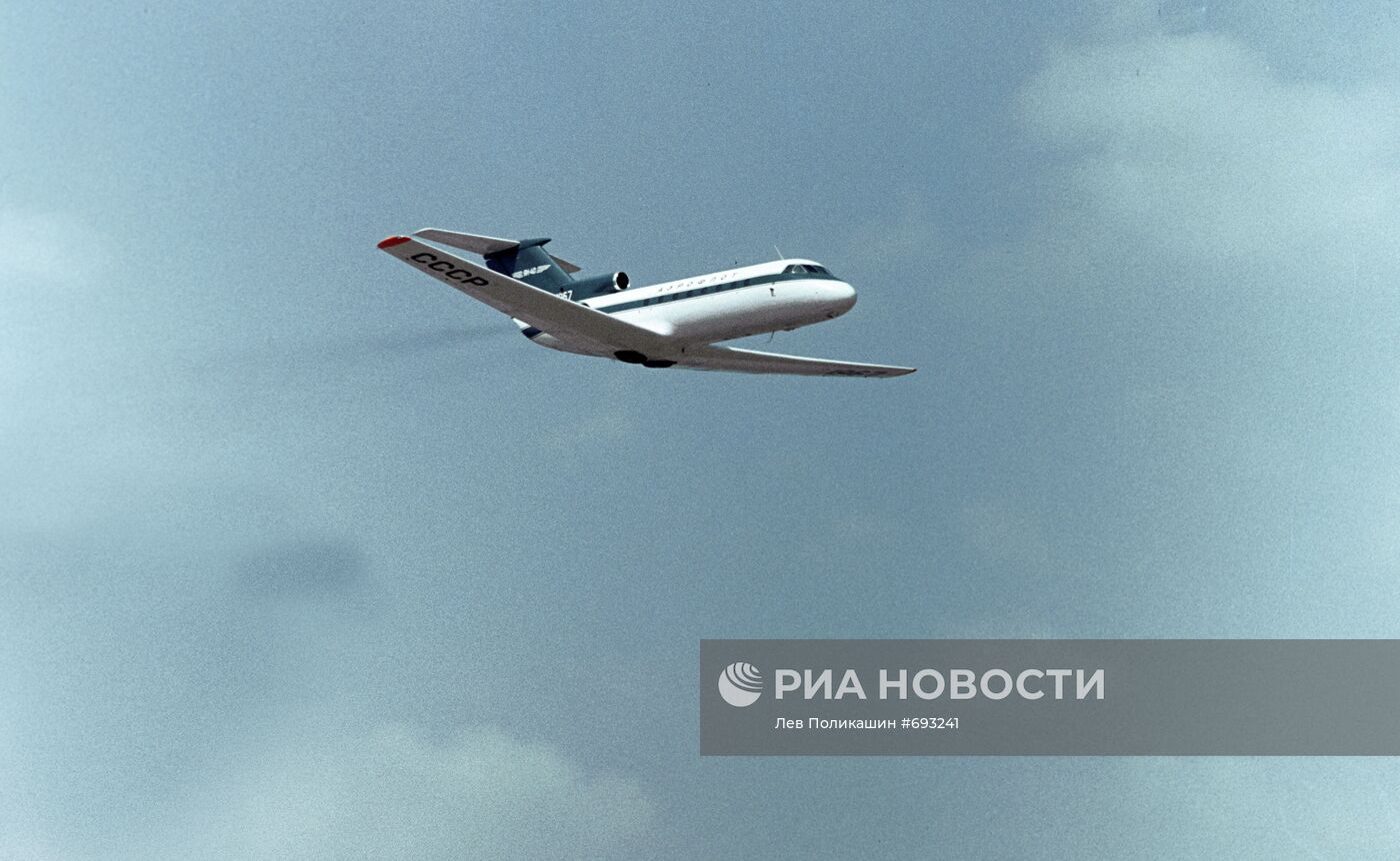 Пассажирский трехдвигательный реактивный самолет Як-40