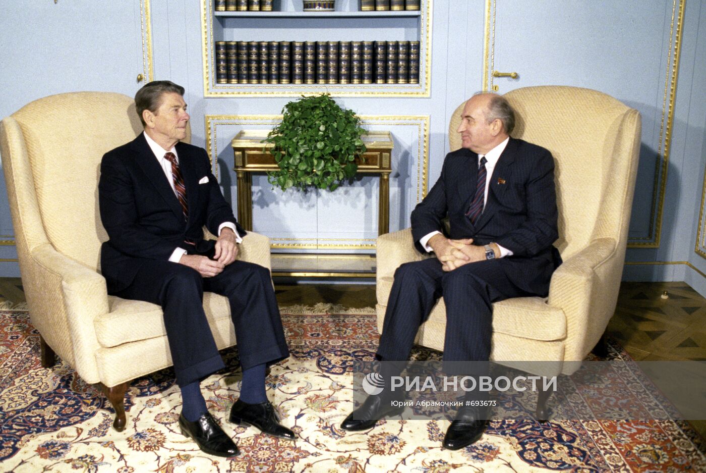 Михаил Горбачев и Рональд Рейган во время беседы