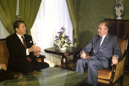 Михаил Горбачев и Рональд Рейган во время беседы