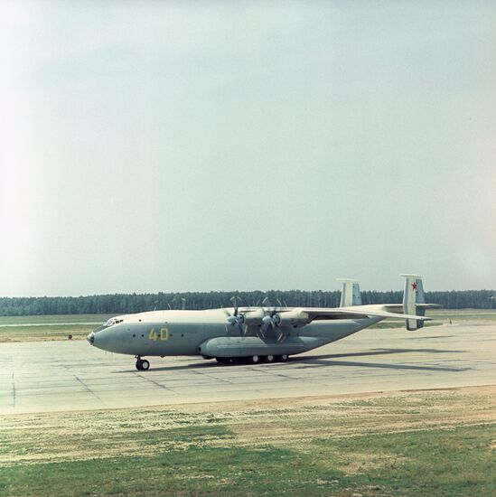 Транспортный турбовинтовой самолет Ан-22 "Антей"