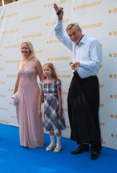 Александр Михайлов, его жена Оксана и дочь Акелина
