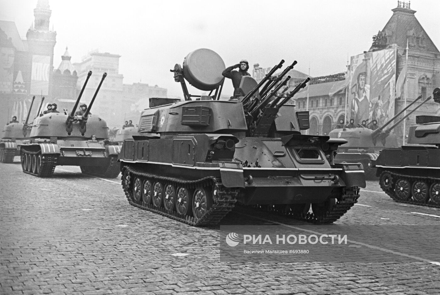 Военный парад на Красной площади 7 ноября 1966 года