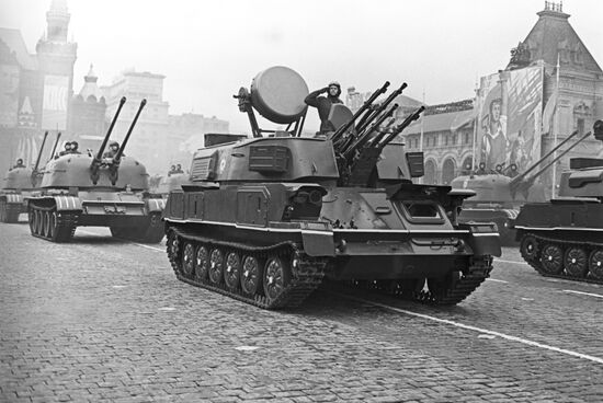 Военный парад на Красной площади 7 ноября 1966 года