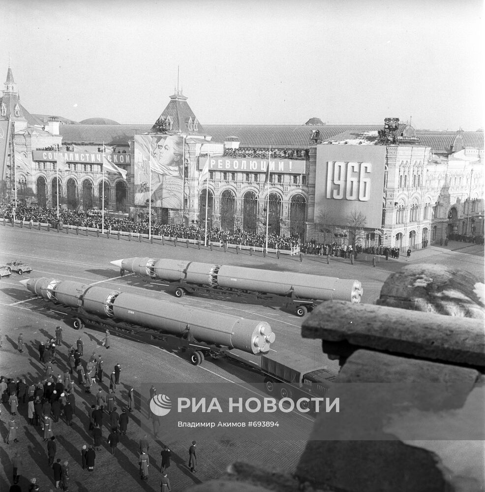 Военный парад на Красной площади 7 ноября 1966 года