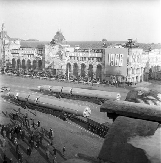 Военный парад на Красной площади 7 ноября 1966 года