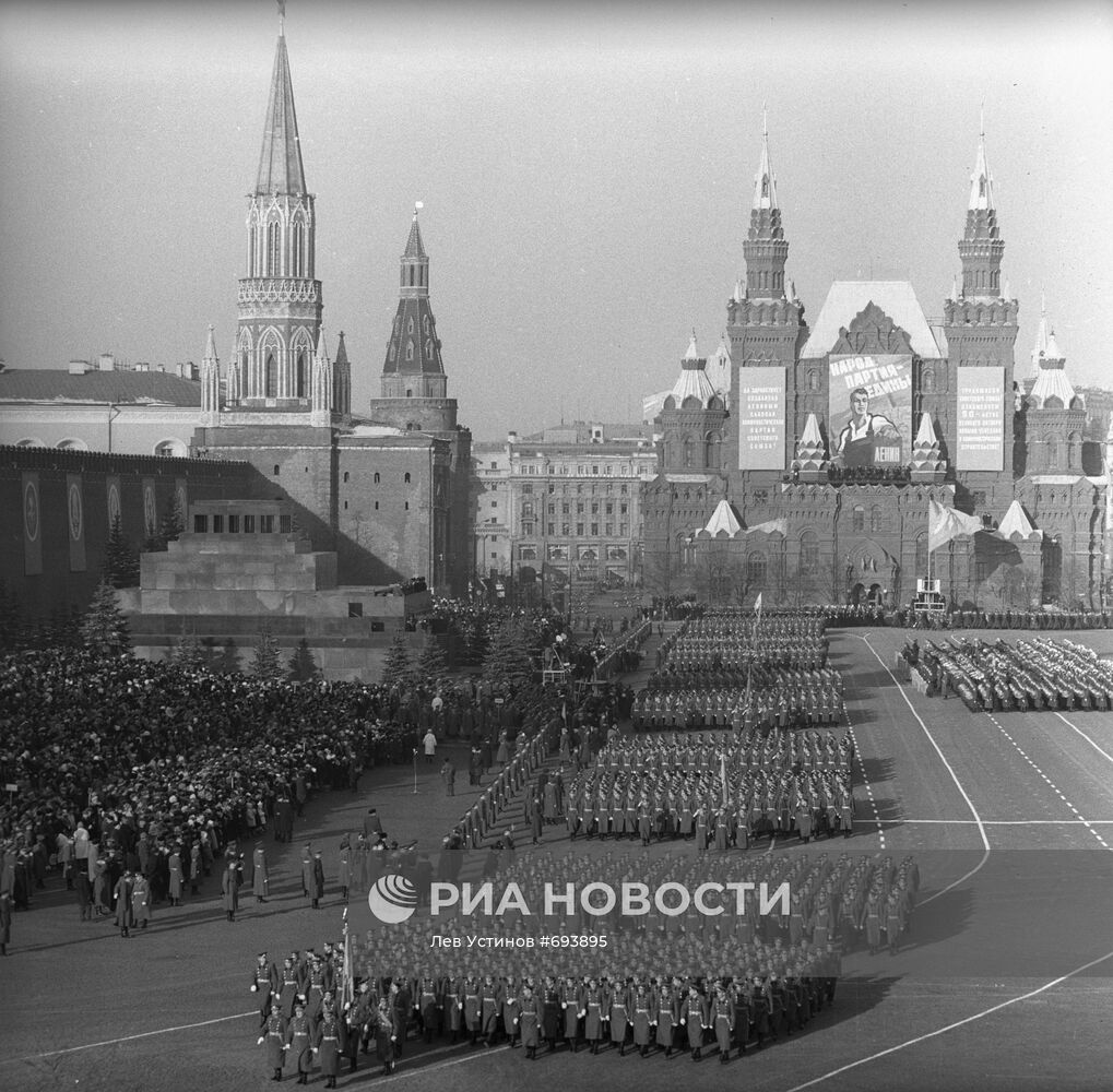 Военный парад на Красной площади 7 ноября 1966 года