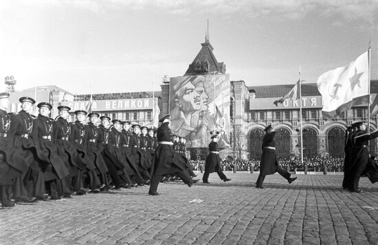 Военный парад на Красной площади 7 ноября 1966 года
