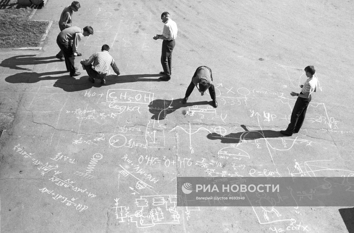 Учащиеся математической школы в перерыве между занятиями