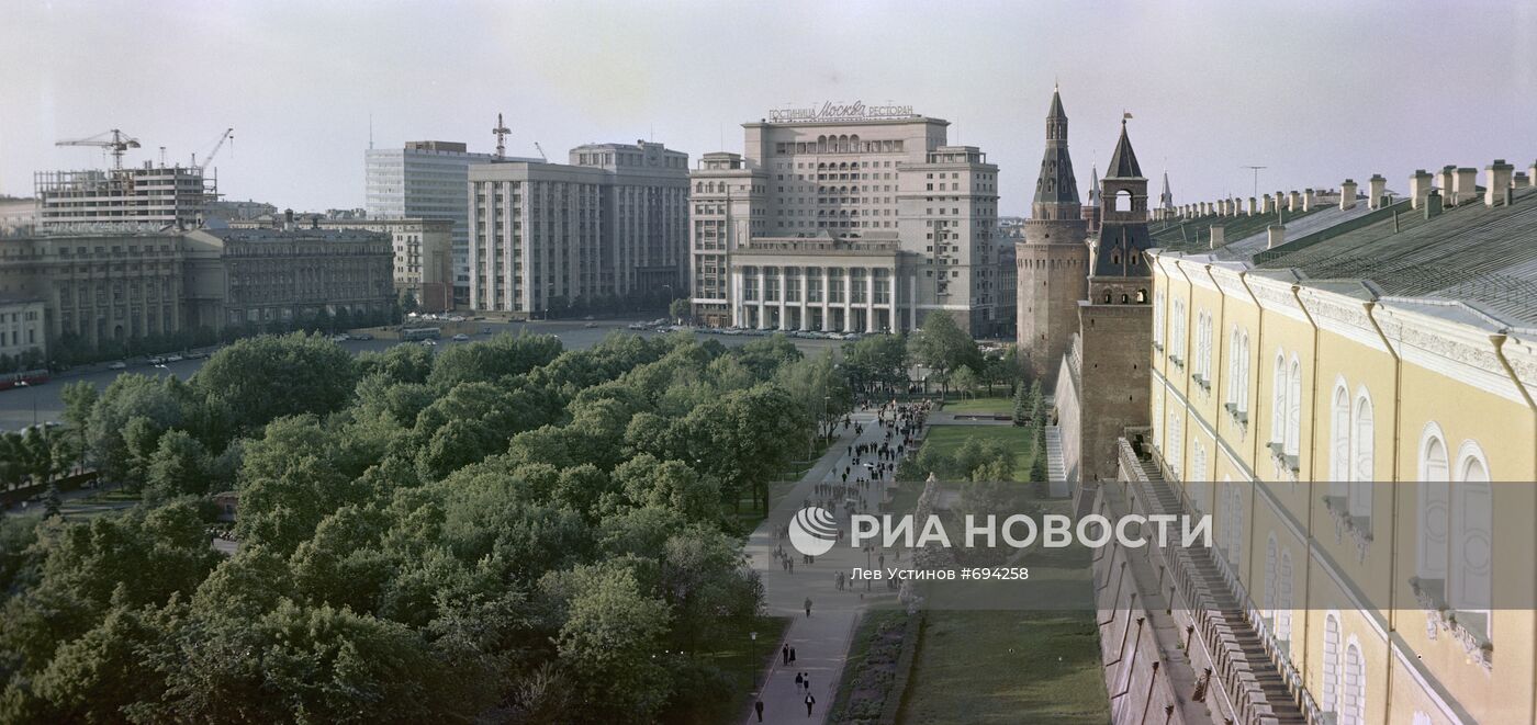 Вид с Кремлевской стены на Александровский сад и проспект Маркса