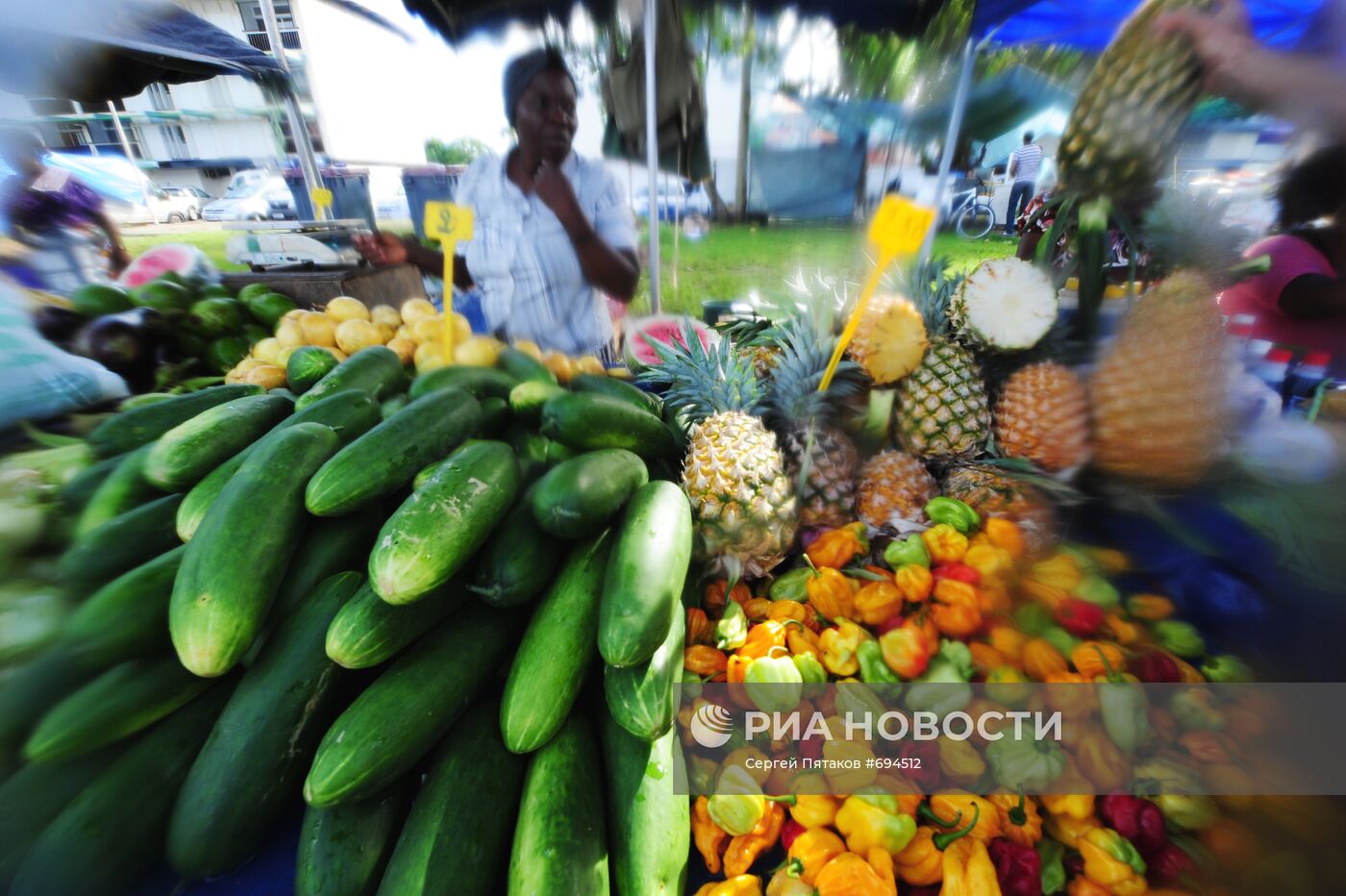 Продажа овощей и фруктов на городском рынке