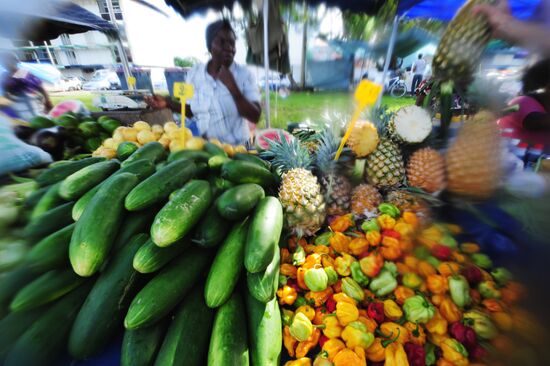Продажа овощей и фруктов на городском рынке