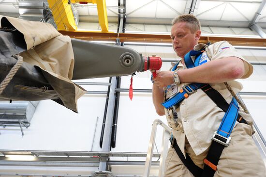 Сборка ракеты в комплексе "Союз"