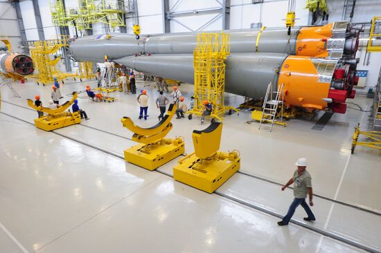 Сборка ракеты в комплексе "Союз"