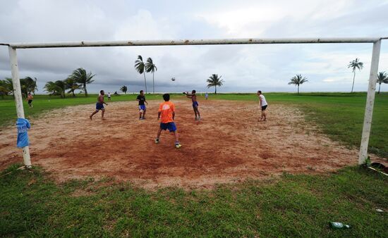 Жители города Куру во время игры в футбол