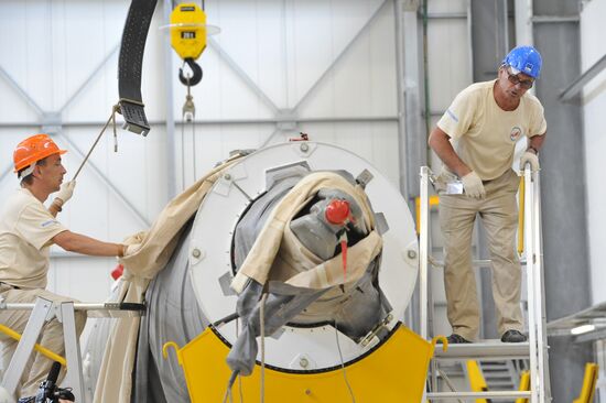 Сборка ракеты в комплексе "Союз"