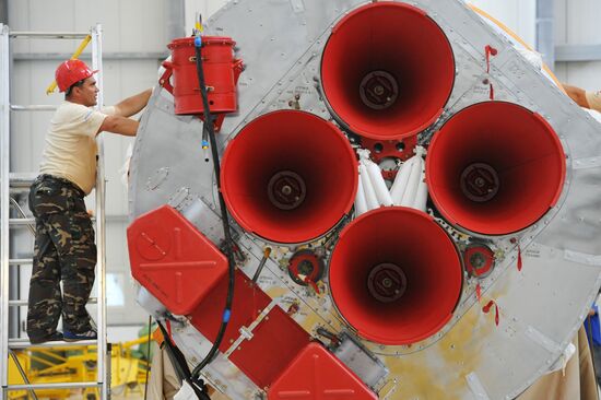Сборка ракеты в комплексе "Союз"