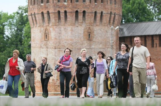 Жители Смоленска у стен Смоленской крепости