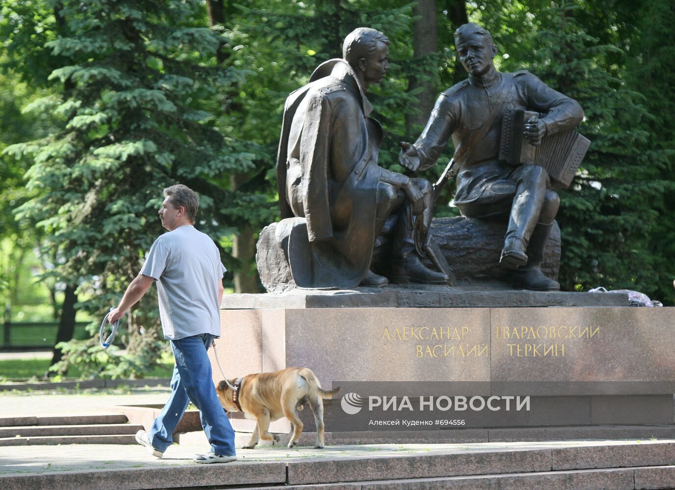Памятник Василию Теркину и Александру Твардовскому