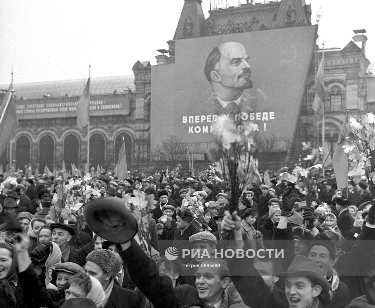 Во время демонстрации трудящихся на Красной площади 7 ноября