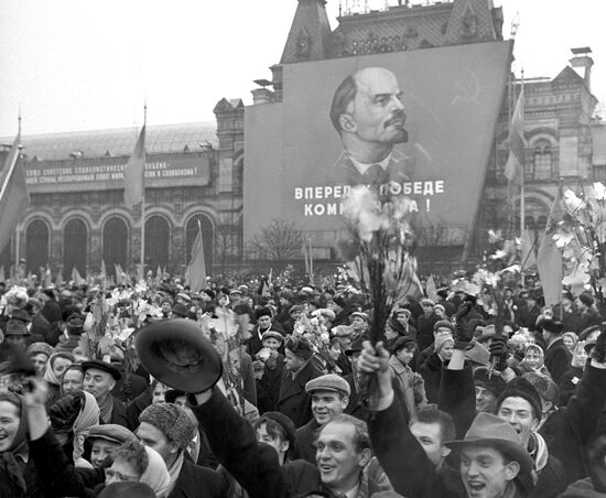 Во время демонстрации трудящихся на Красной площади 7 ноября