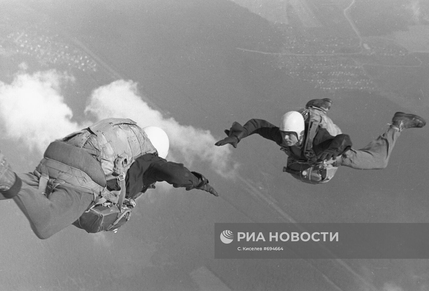 Советские парашютисты выполняют групповой прыжок