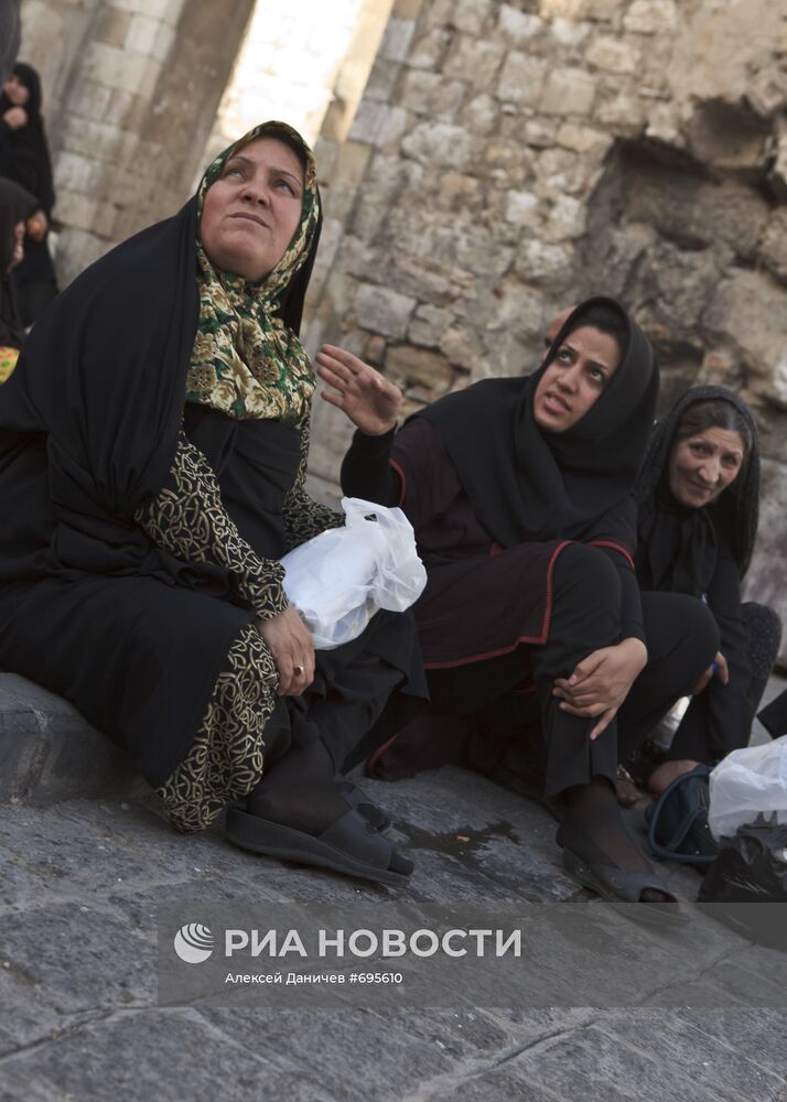 Сирийки у Центральный мечети Дамаска