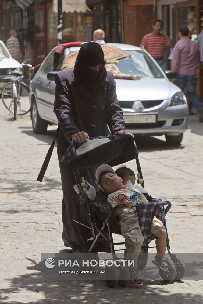 Беженка из Ирака на улице Дамаска