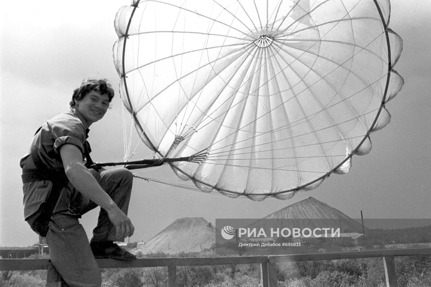 Студент Н.Лосев с парашютом