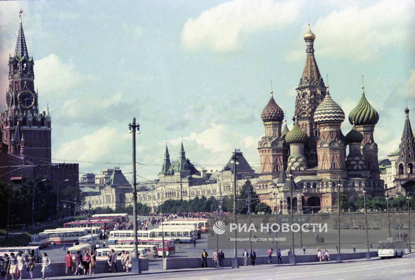 Спасская башня Московского Кремля и храм Василия Блаженного