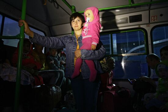 Прибытие бортом МЧС беженцев из Киргизии