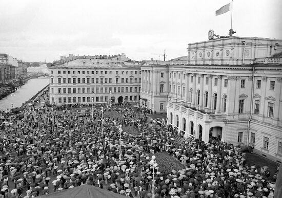 Массовый митинг в поддержку Бориса Ельцина