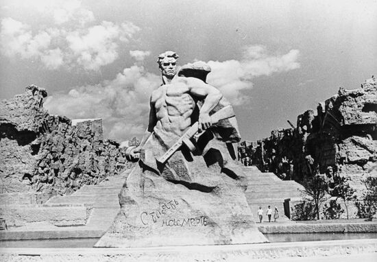 Скульптура "Стоять насмерть"