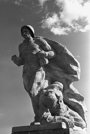 Одна из шести скульптурных композиций на площади Героев