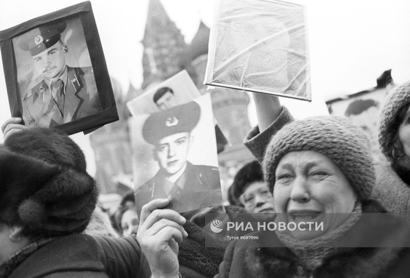 Солдатские матери. Митинг матерей солдат. Комитет солдатских матерей России. Мать военнослужащего. Митинг матери