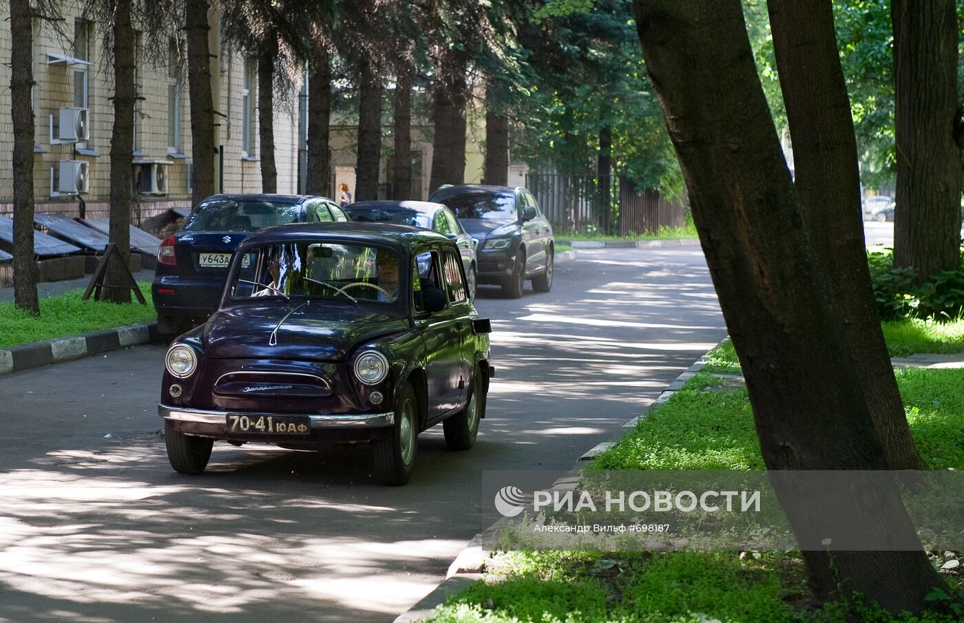 В. Жириновский приехал на съемки телепередачи на "Запорожце"