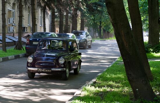 В. Жириновский приехал на съемки телепередачи на "Запорожце"