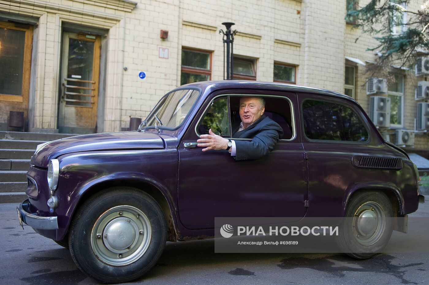 В. Жириновский приехал на съемки телепередачи на "Запорожце"