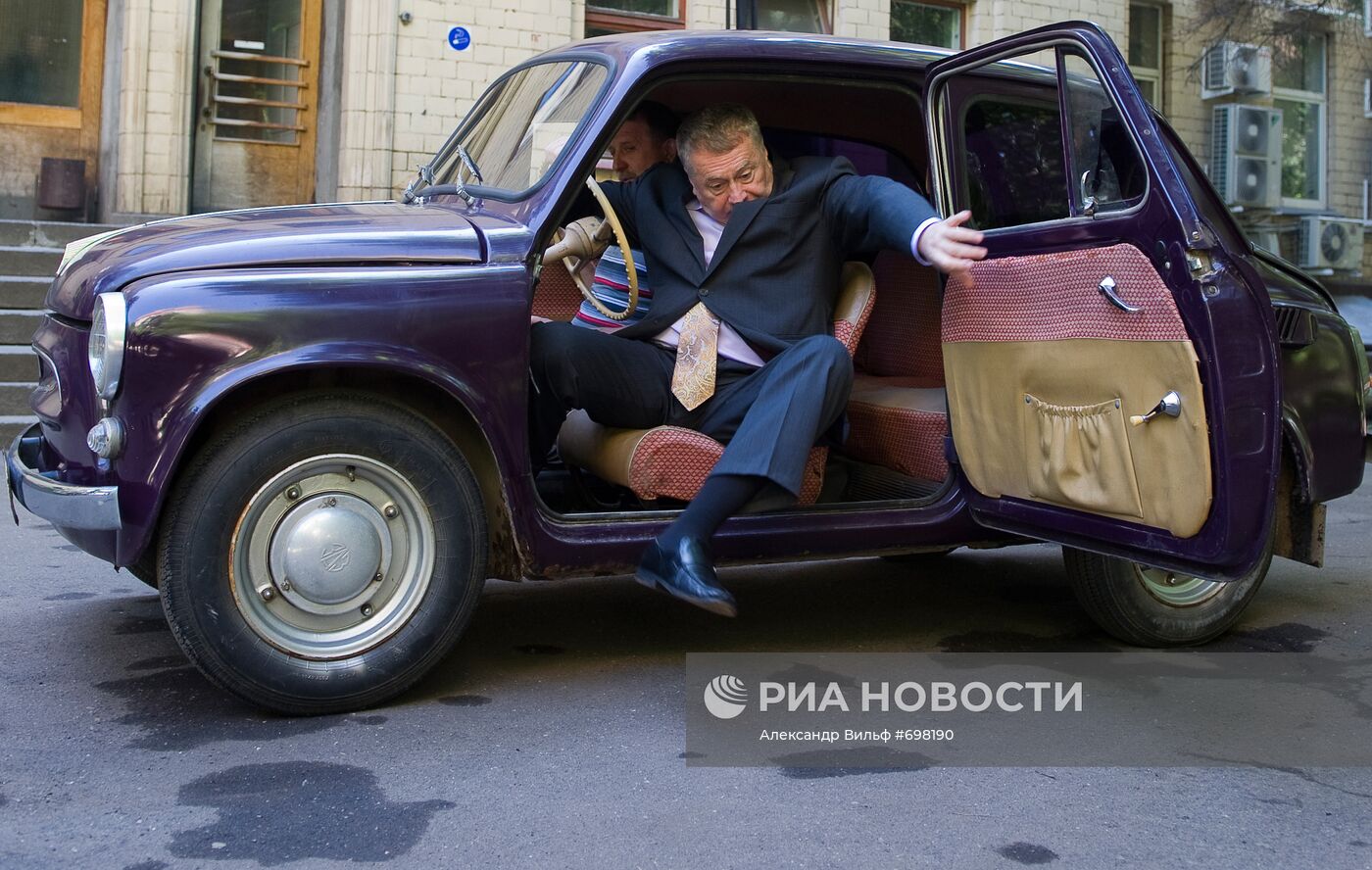В. Жириновский приехал на съемки телепередачи на "Запорожце"