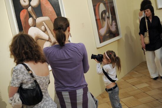 Посетители на выставке Пабло Пикассо