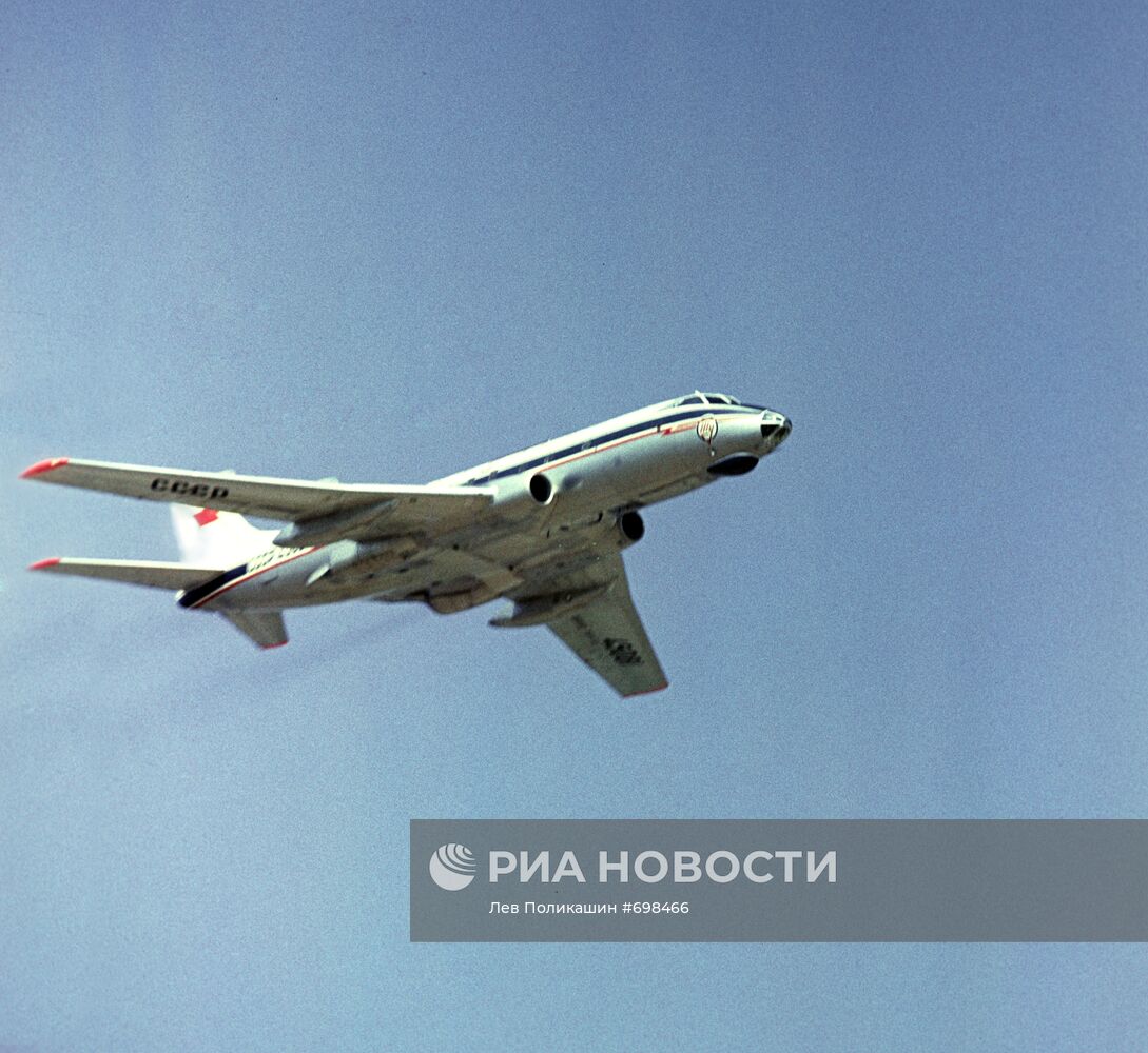 Пассажирский самолет "ТУ-124" в небе