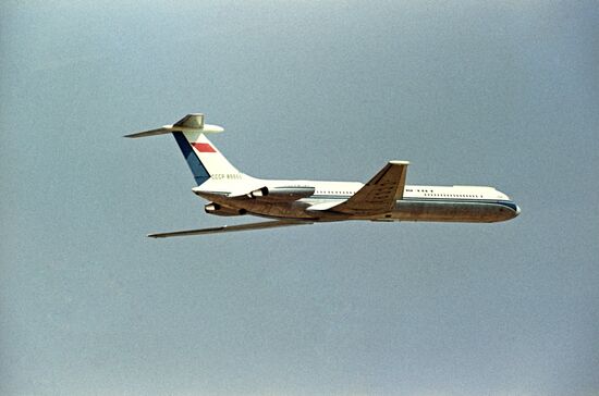Пассажирский самолет "ИЛ-62" во время полета