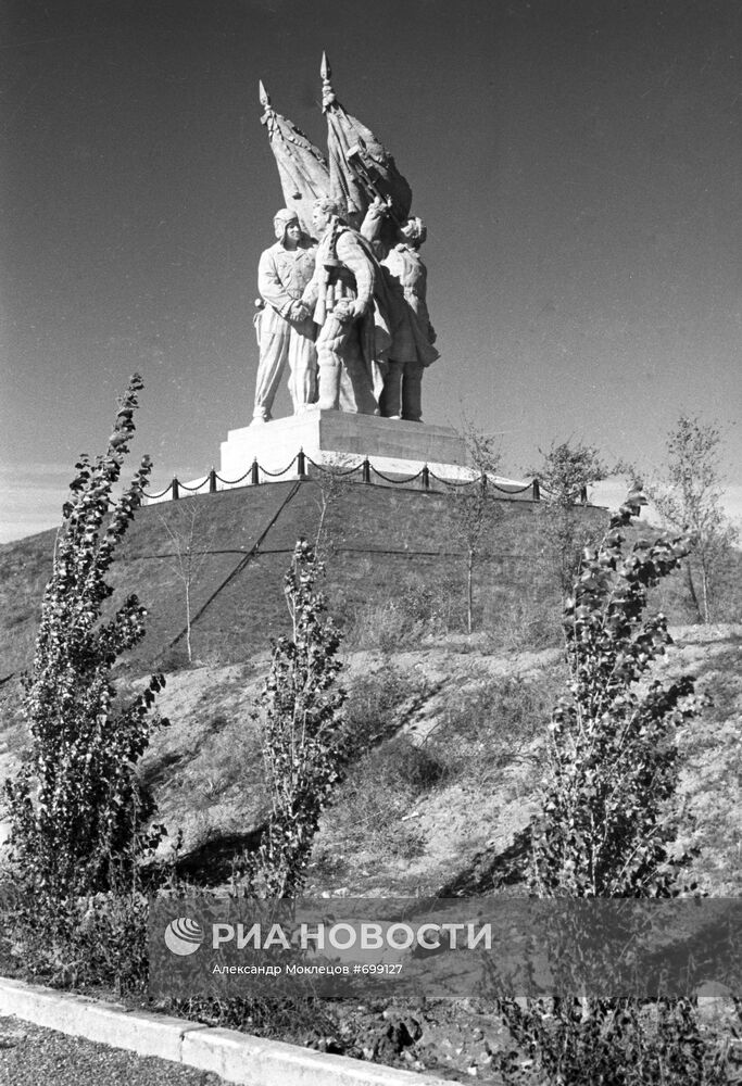 Автор монумента у г калач на дону. Станция Донская Калач на Дону 1942. Калач на Дону монумент. Памятники времен Великой Отечественной войны Калач на Дону.