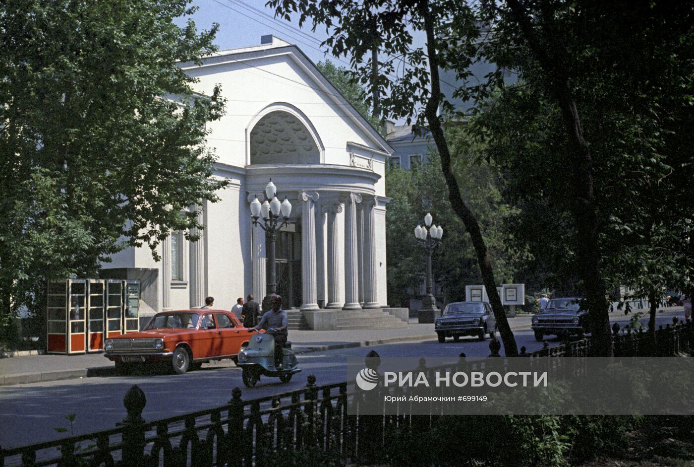 Вид на здание Московского театра "Современник"