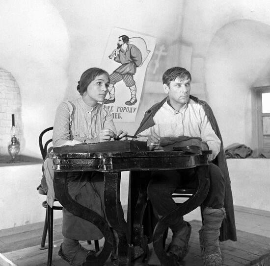 Русланова и Вельяминов в фильме "Тени исчезают в полдень"