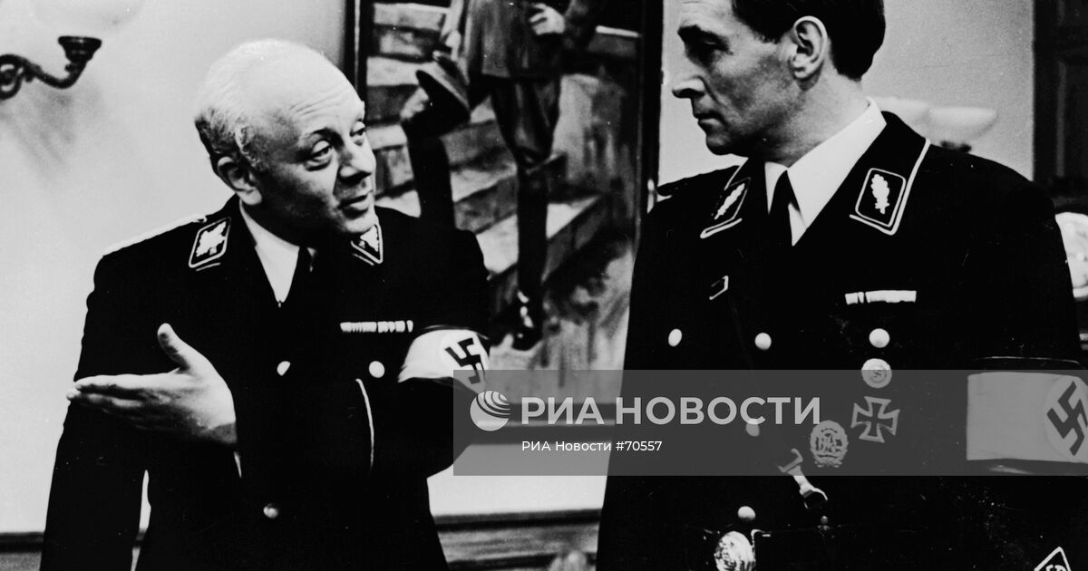 Сколько лет тихонову в 17 мгновениях. Куравлев 17 мгновений весны. Вячеслав тихонов штирлиц. Вальтер шелленберг олег табаков. Вячеслав тихонов 17 мгновений весны.