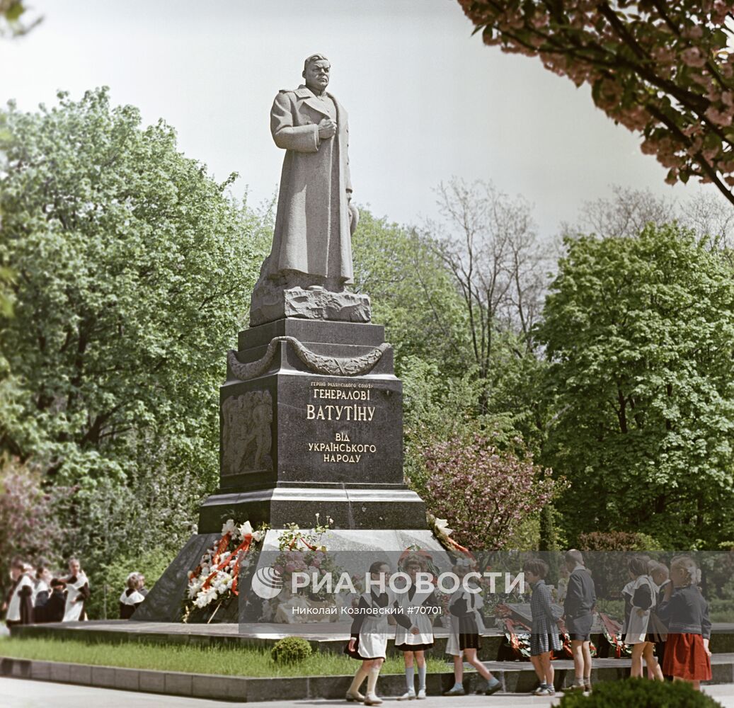 Памятник генералу Н.Ватутину в Киеве