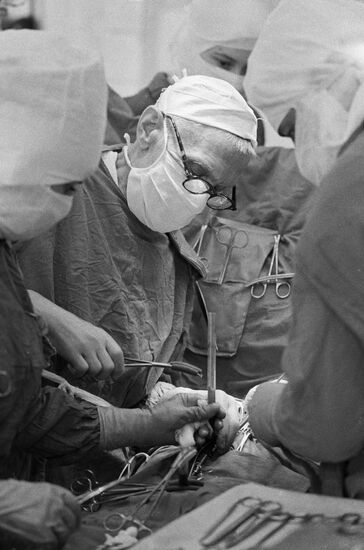 Хирург Николай Амосов во время операции
